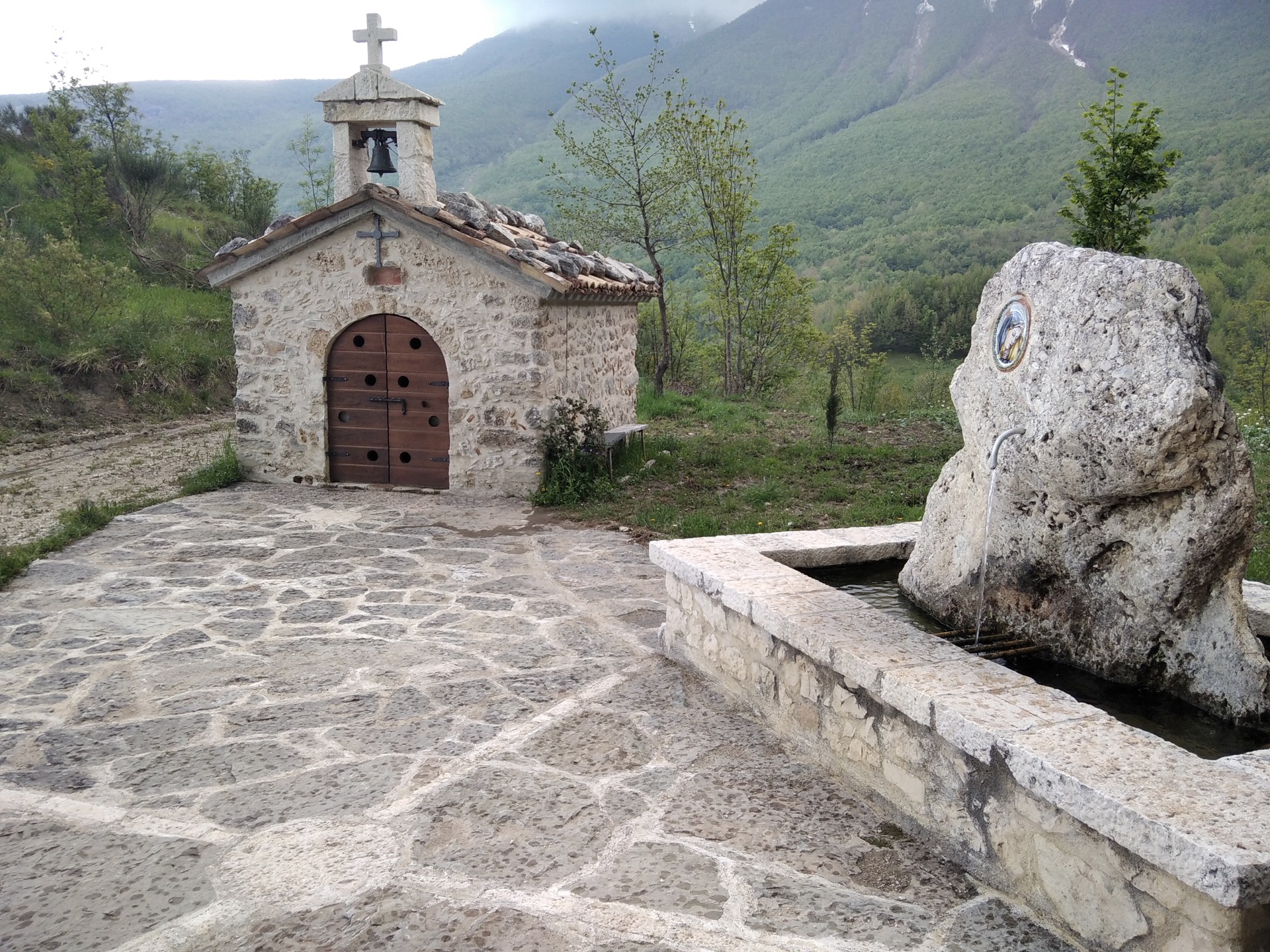 Chiesetta nel percorso tra i boschi da Fano a Casale San Nicola passando per Corno nella Valle del Gran Sasso in Abruzzo 