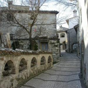 Panorama del borgo incantato di San Pietro nella valla del Gran Sasso