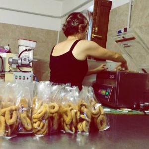 signora che prepara i taralli Azienda Agricola Flarà Monica di Castel Castagna in Abruzzo