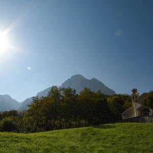 panorama di Casale San Nicola e Chiesetta romanica in Abruzzo del Gran Sasso D'Italia
