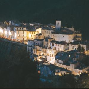borgo di notte nella vallata del Gran Sasso