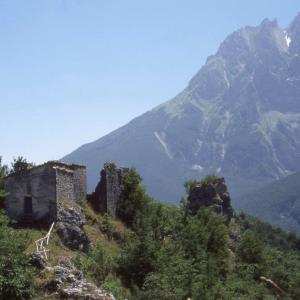 Passeggiata tra i boschi nella Valle Sicilia partendo da Castelli e arrivando al Castello di Pagliara in Abruzzo