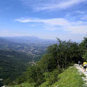 persone che camminano durante passeggiata sul Gran Sasso D'Italia
