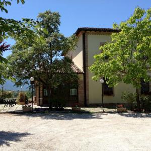 esterno ristorante pizzeria La Casa Gialla di Castel Castagna a Teramo