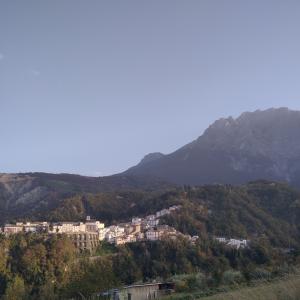 escursione sentieri tra boschi Casale San Nicola Acerone in Abruzzo nel Gran Sasso D'Italia