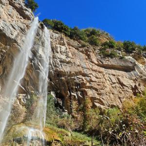 escursione sentieri tra boschi Casale San Nicola Acerone in Abruzzo nel Gran Sasso Italia