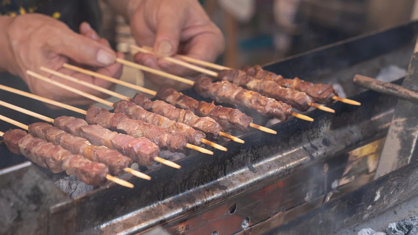 Arrosticini tipici abruzzesi in cottura Gran Sasso Italia in Abruzzo