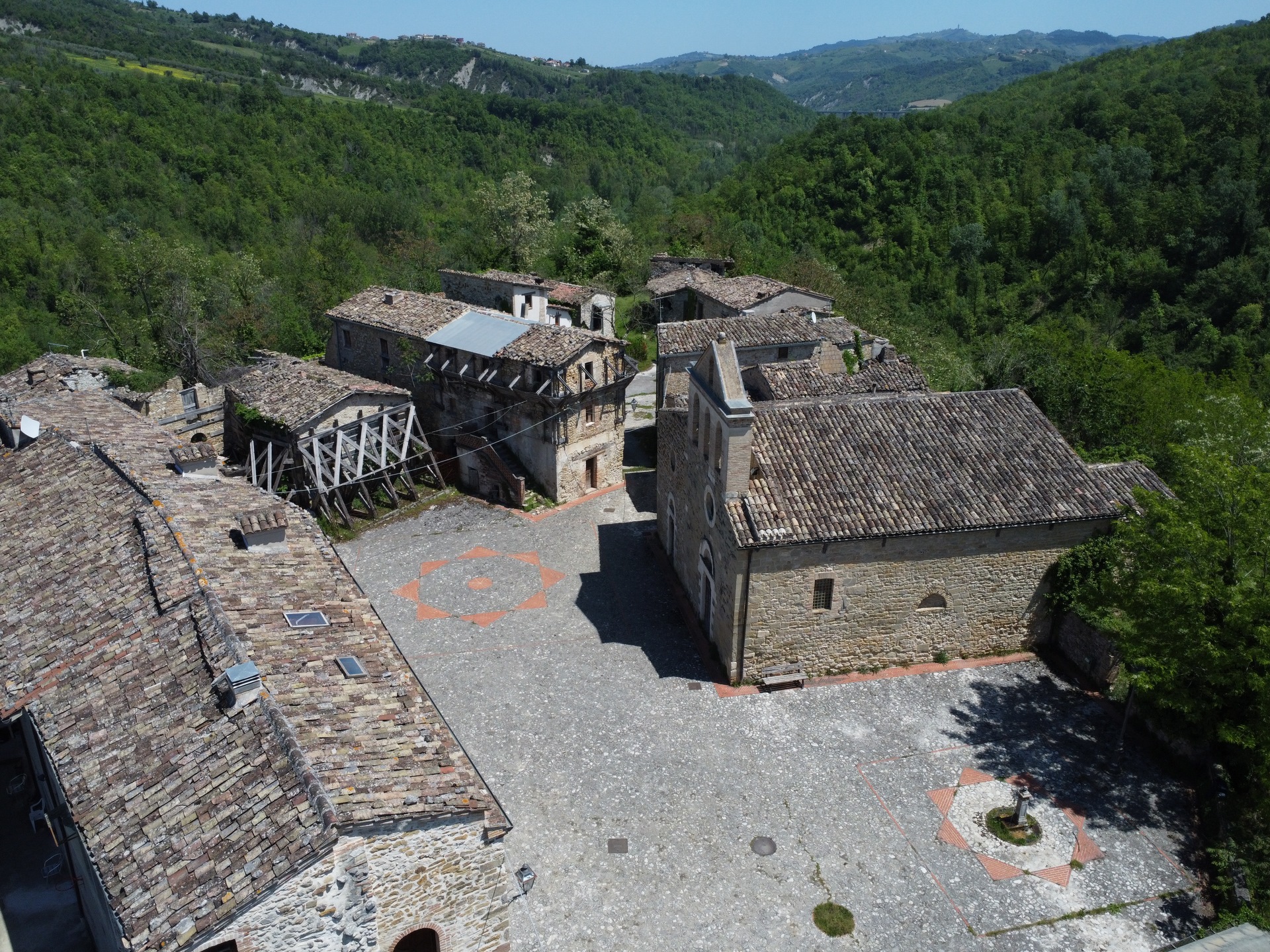 San Michele Arcangelo di Castiglione della Valle nel comune di Colledara a Teramo in  Abruzzo del Gran Sasso D'Italia