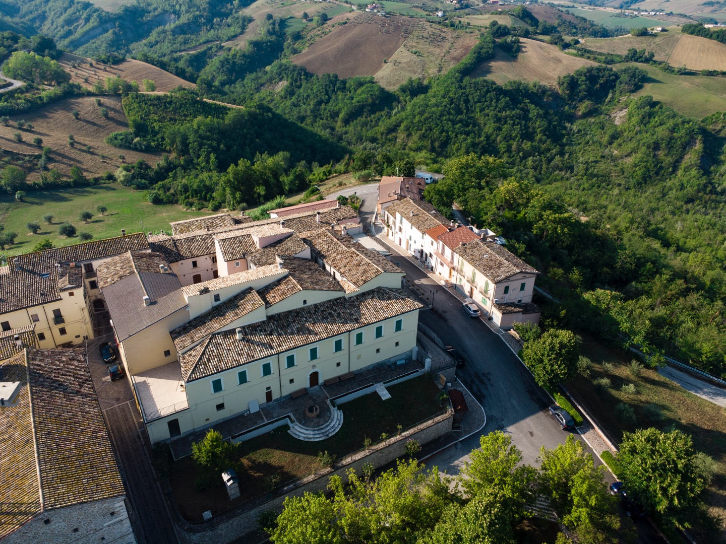 Vista dall'alto del borgo incantato di Castel Castagna nella Valle Siciliana a Teramo in Abruzzo