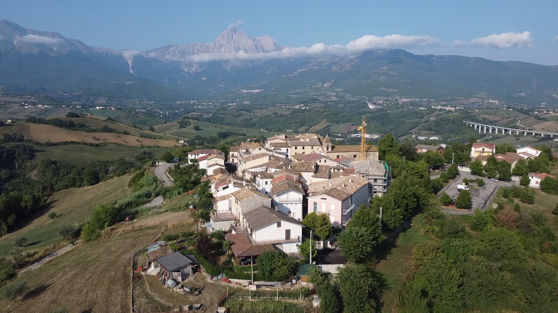 Scorcio del borgo incantato di Castel Castagna nella Valle Siciliana a Teramo in Abruzzo