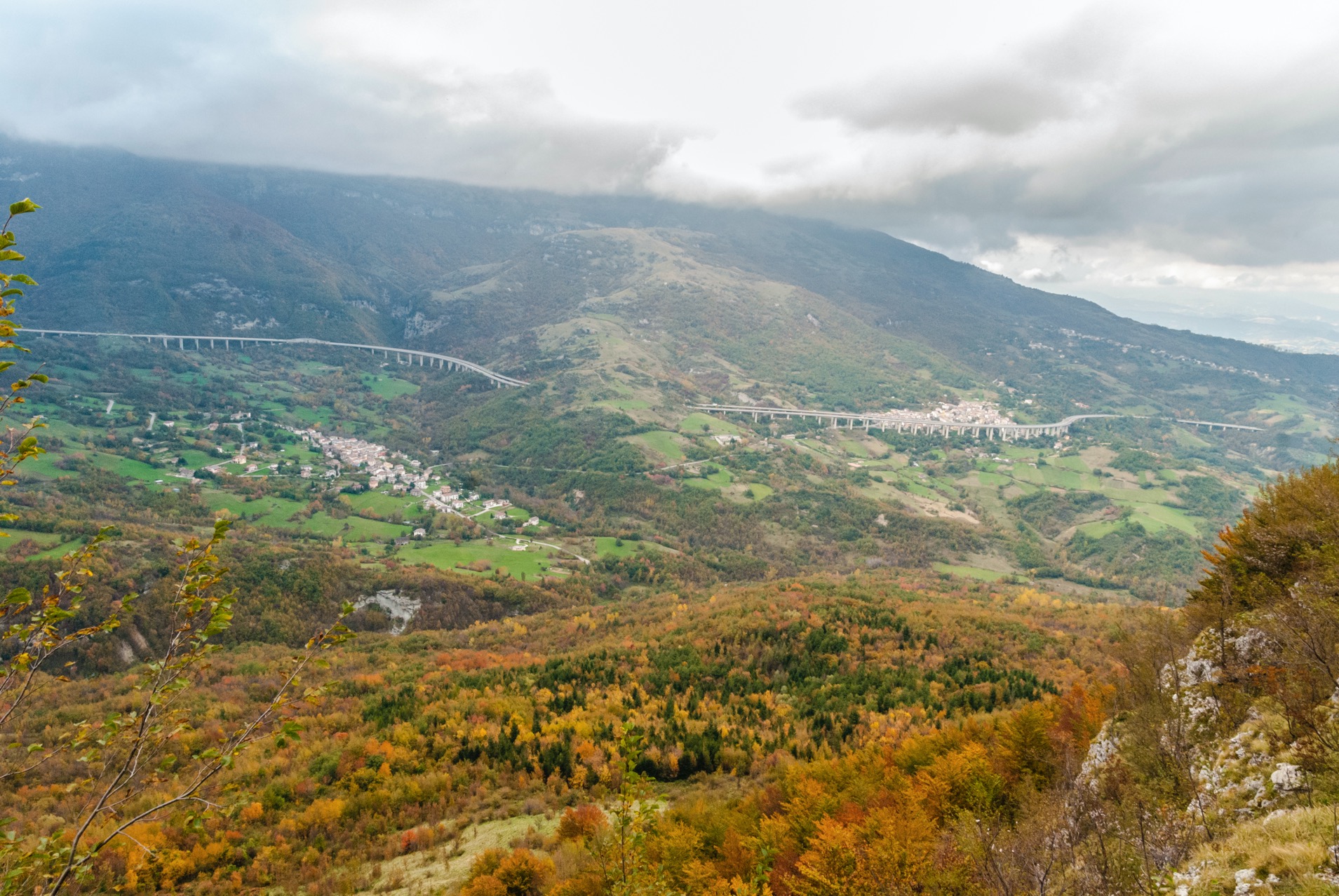 Vista del borgo incantato di San Pietro nella valle del Gran Sasso a Teramo