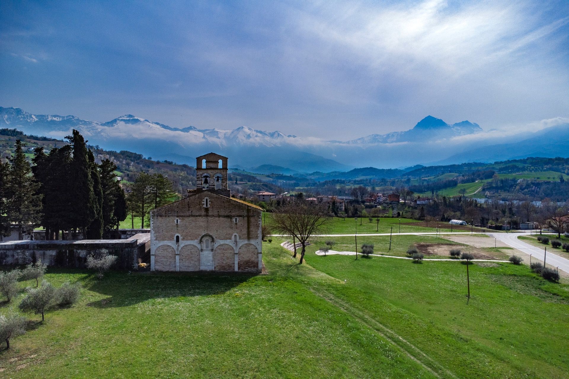Retro Della Chiesa Di Santa Maria Di Ronzano Nella Valle Del Gran Sasso A Teramo In Abruzzo