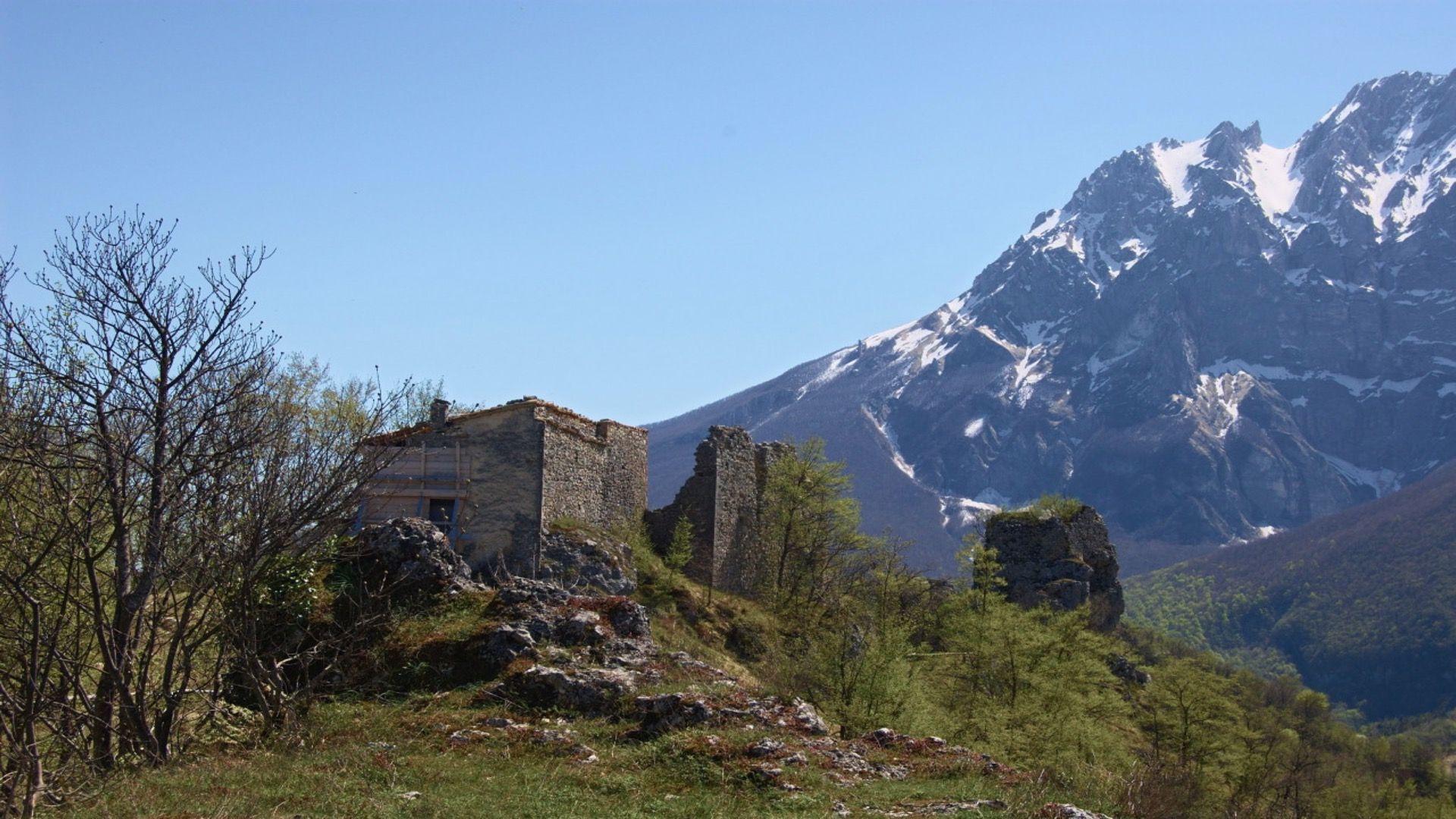 Uno scorcio tratto dal percorso da Isola del Gran Sasso passando per Madonna della Spina e arrivando a Castelli nella Valle del Gran Sasso