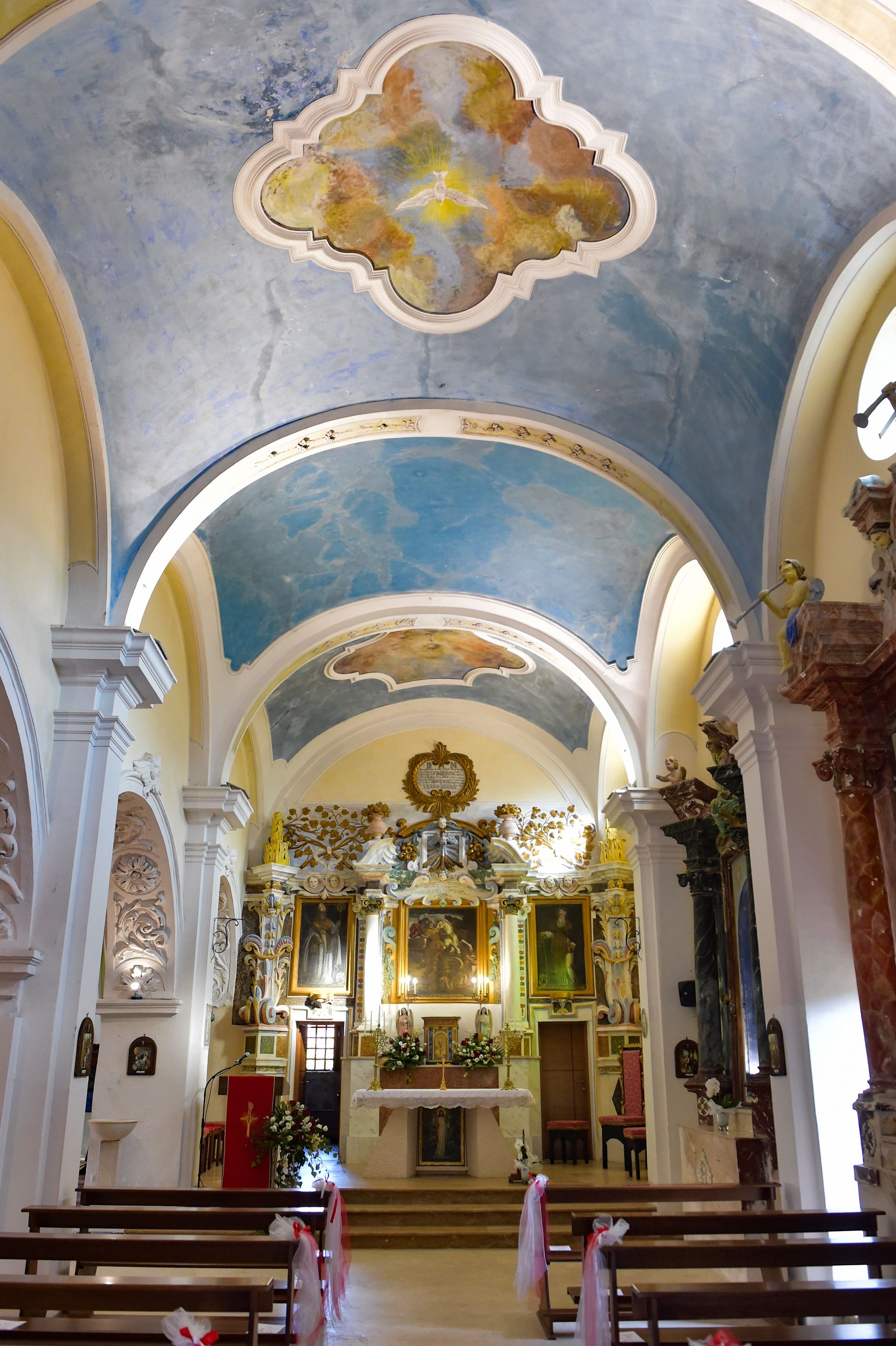 interno Chiesa di San Giorgio ad Ornano nel comune di Colledara nella Valle Siciliana del Gran Sasso a Teramo in Abruzzo