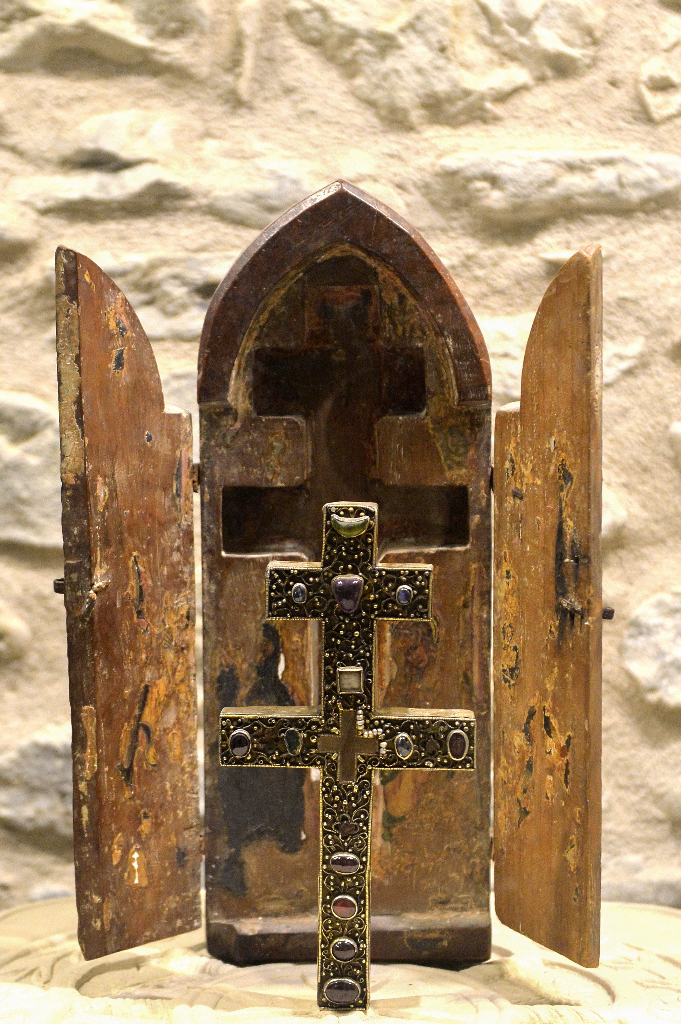 Crocifisso Della Chiesa Di Santa Maria Di Ronzano Nella Valle Del Gran Sasso A Teramo In Abruzzo