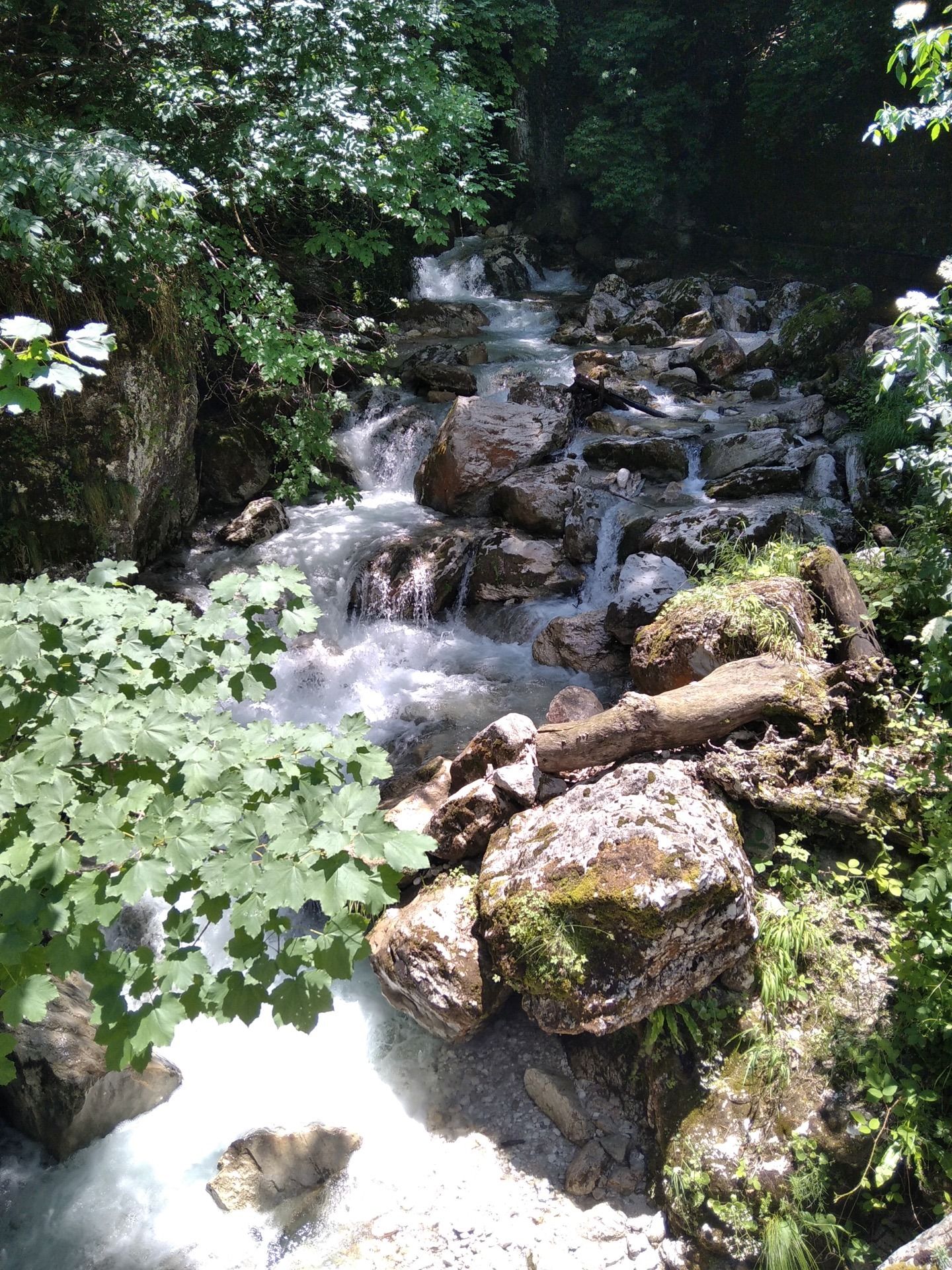 ruscello Piane del Fiume a Teramo in Abruzzo nella valle del Gran Sasso