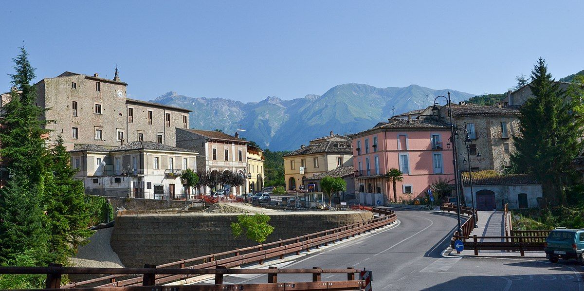 esterno Palazzo Marchesale a Tossicia nella Valle del Gran Sasso a Teramo in Abruzzo