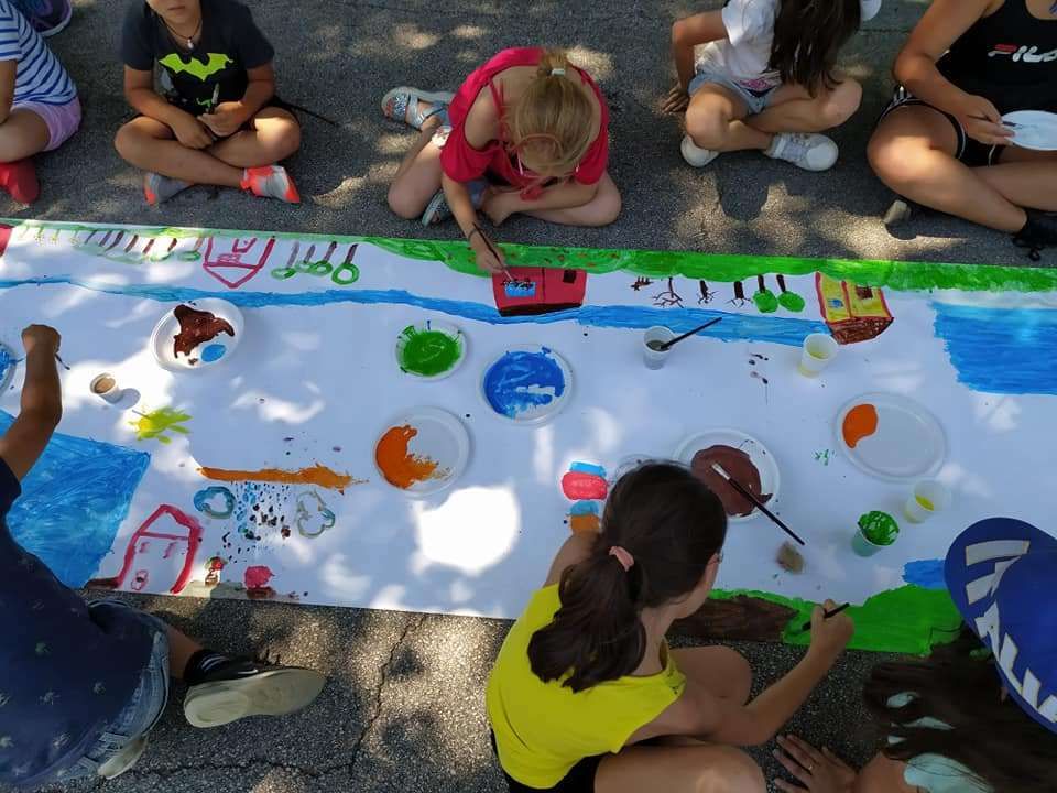 Scuola Verde con la scuola all'esterno dipingono cartellone