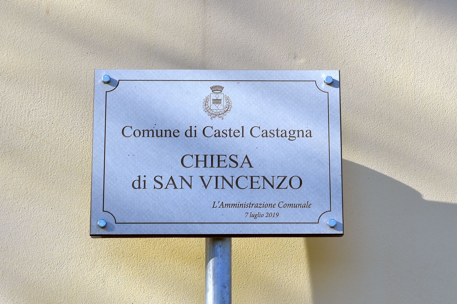 insegna colle San Vincenzo presso il comune di Castel Castagna nella Valle Siciliana del Gran Sasso a Teramo in Abruzzo