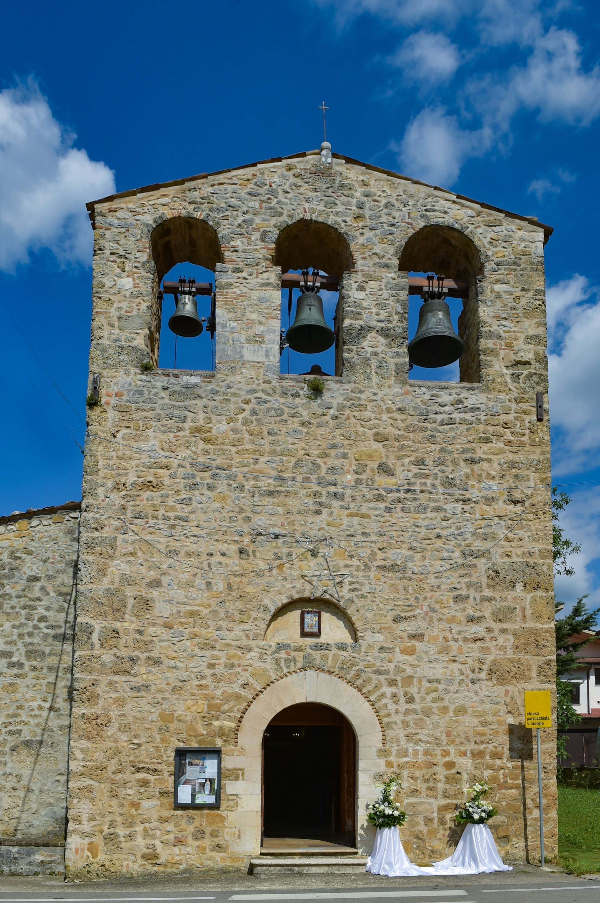 campanile Chiesa di San Giorgio ad Ornano nel comune di Colledara nella Valle Siciliana del Gran Sasso a Teramo in Abruzzo