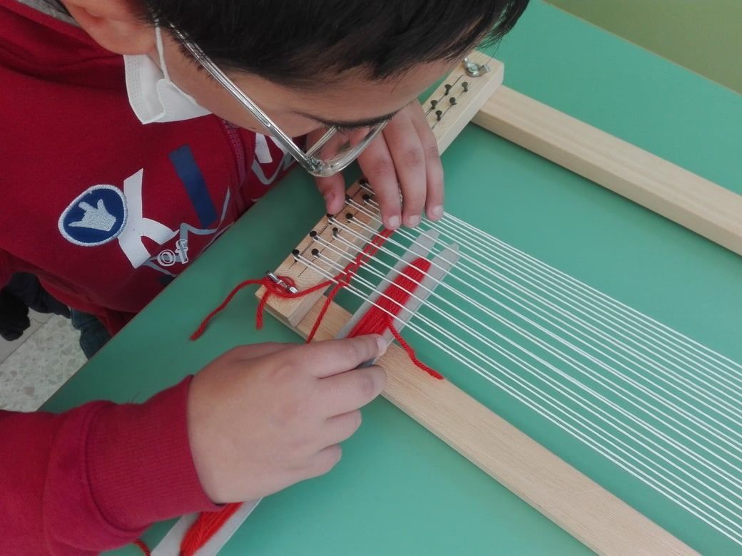 Scuola Verde con la scuola all'esterno simulazione tessitura