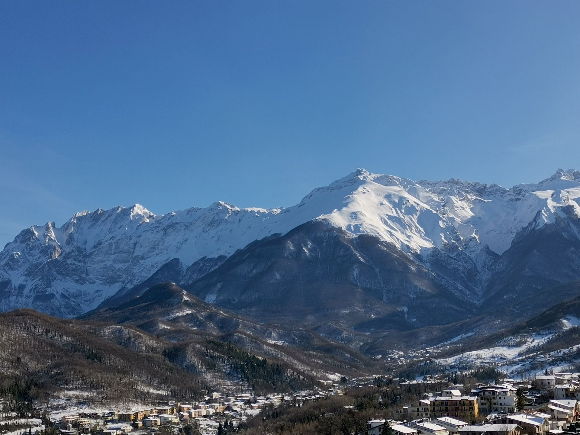borgo innevato del Gran Sasso D'Italia