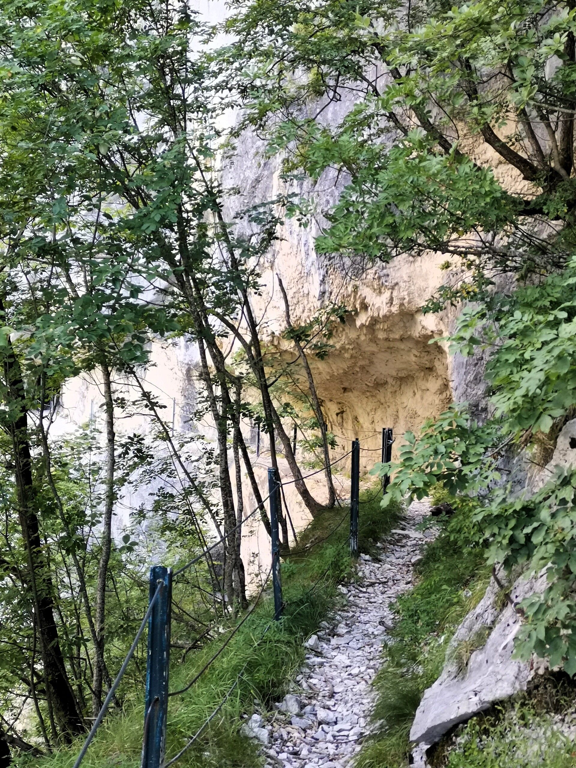 sentiero Cascate del Ruzzo Vena Roscia nella Valle del Gran Sasso a Teramo in Abruzzo