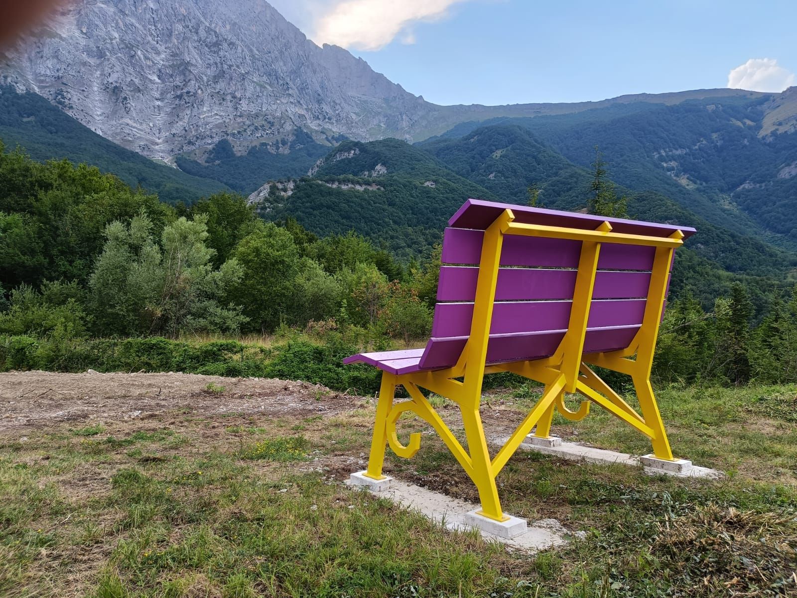 La Panchina Gigante di Casale San Nicola: Una Finestra Sulla Natura Abruzzese