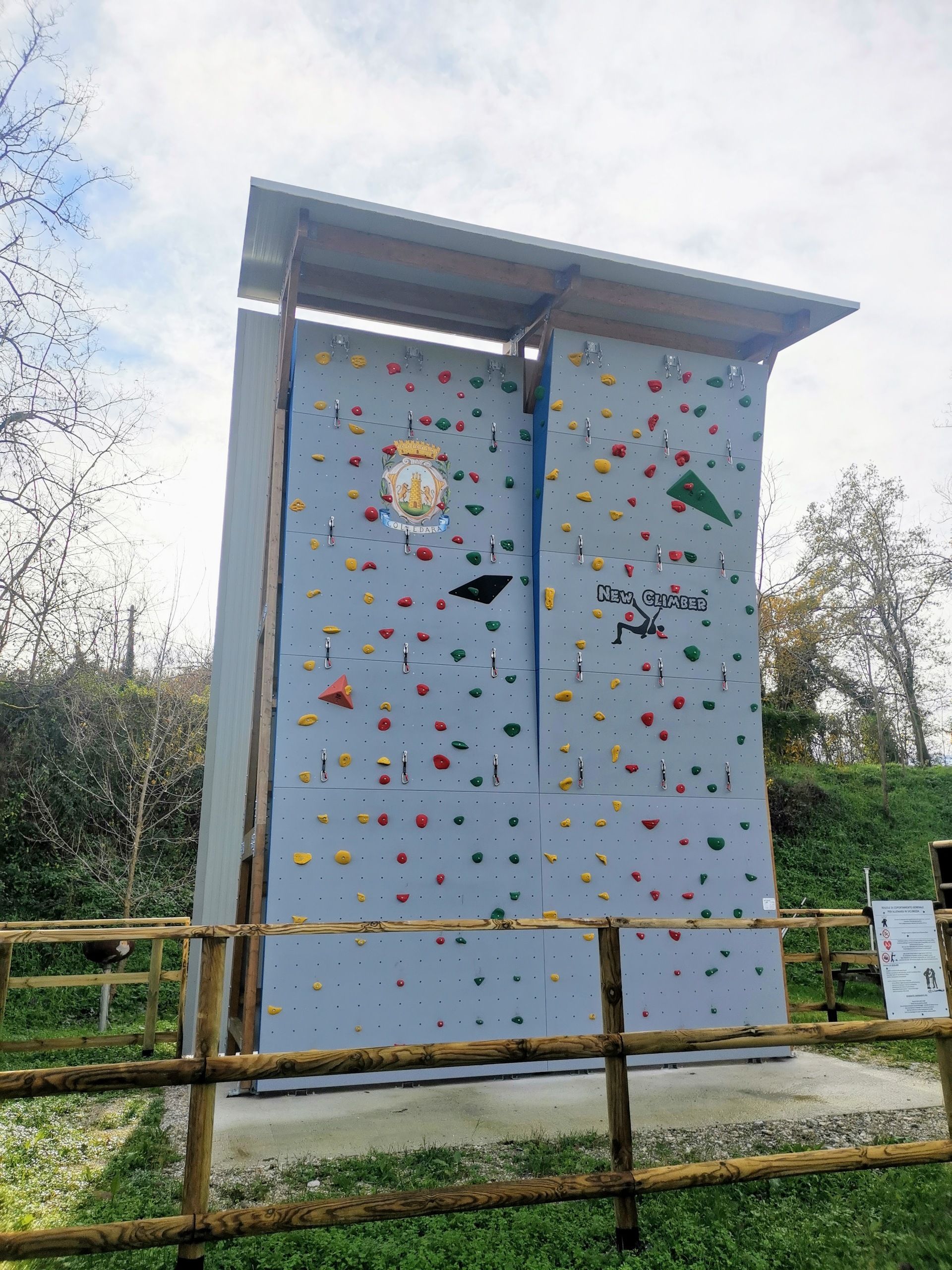 parete-di-arrampicata-sportiva-presso-fiume-fiumetto