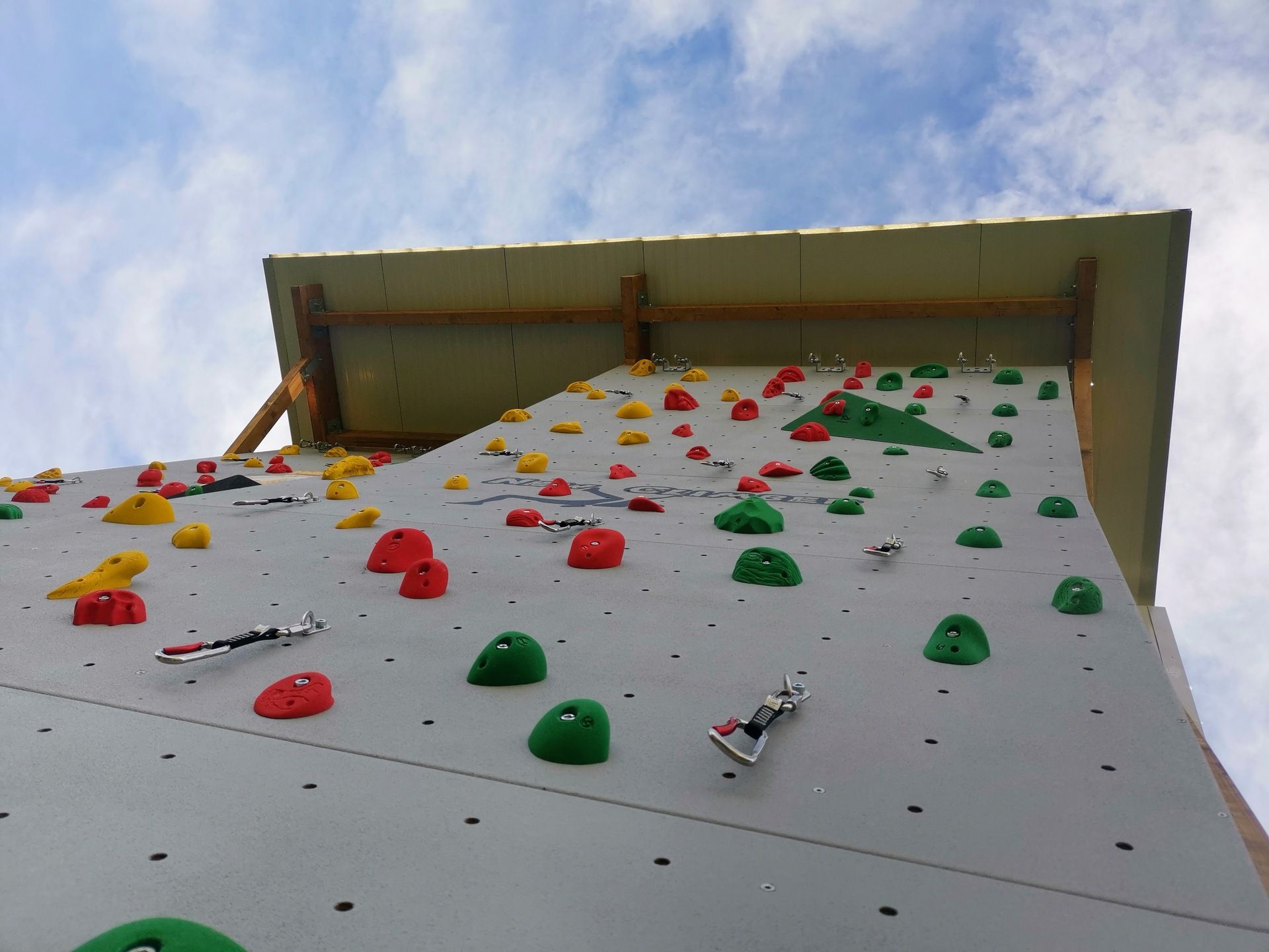 parete-di-arrampicata-sportiva-presso-fiume-fiumetto