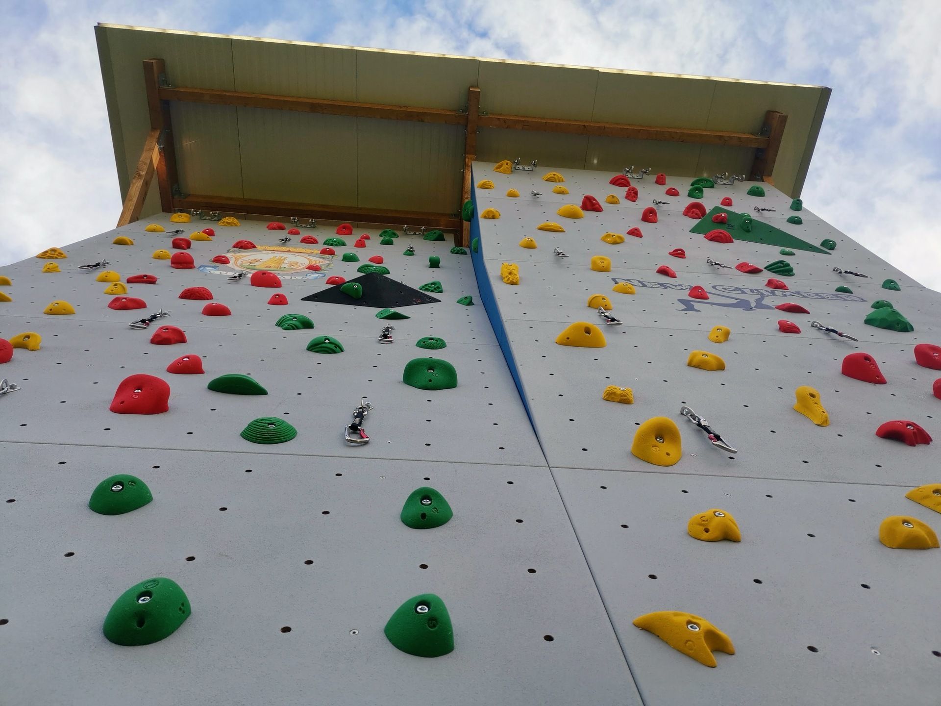 parete-di-arrampicata-sportiva-presso-fiume-fiumetto