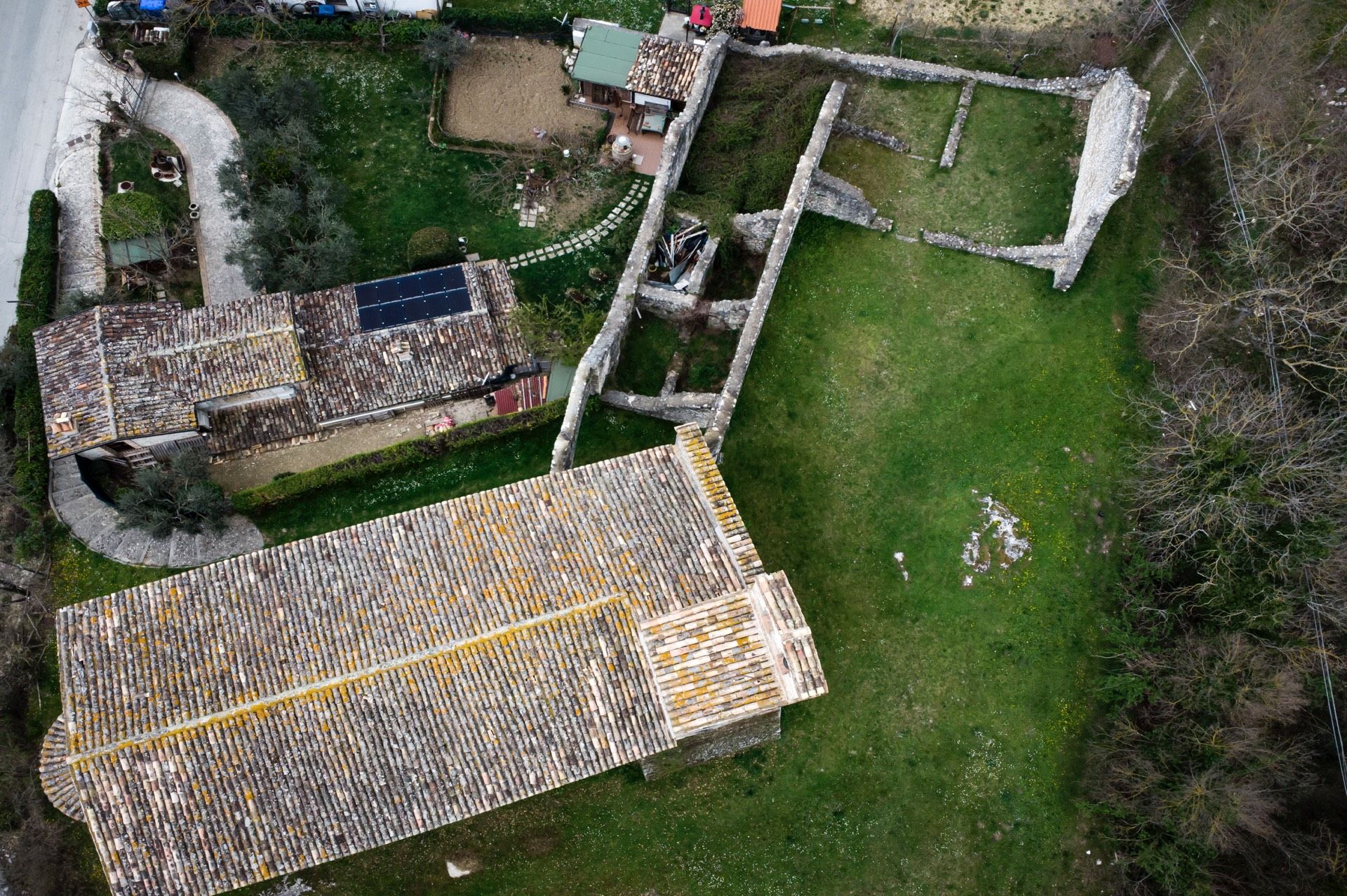 Fotografia Aerea Della Abbazia Di San Giovanni Ad Insulam Nella Valle Del Gran Sasso A Teramo In Abruzzo