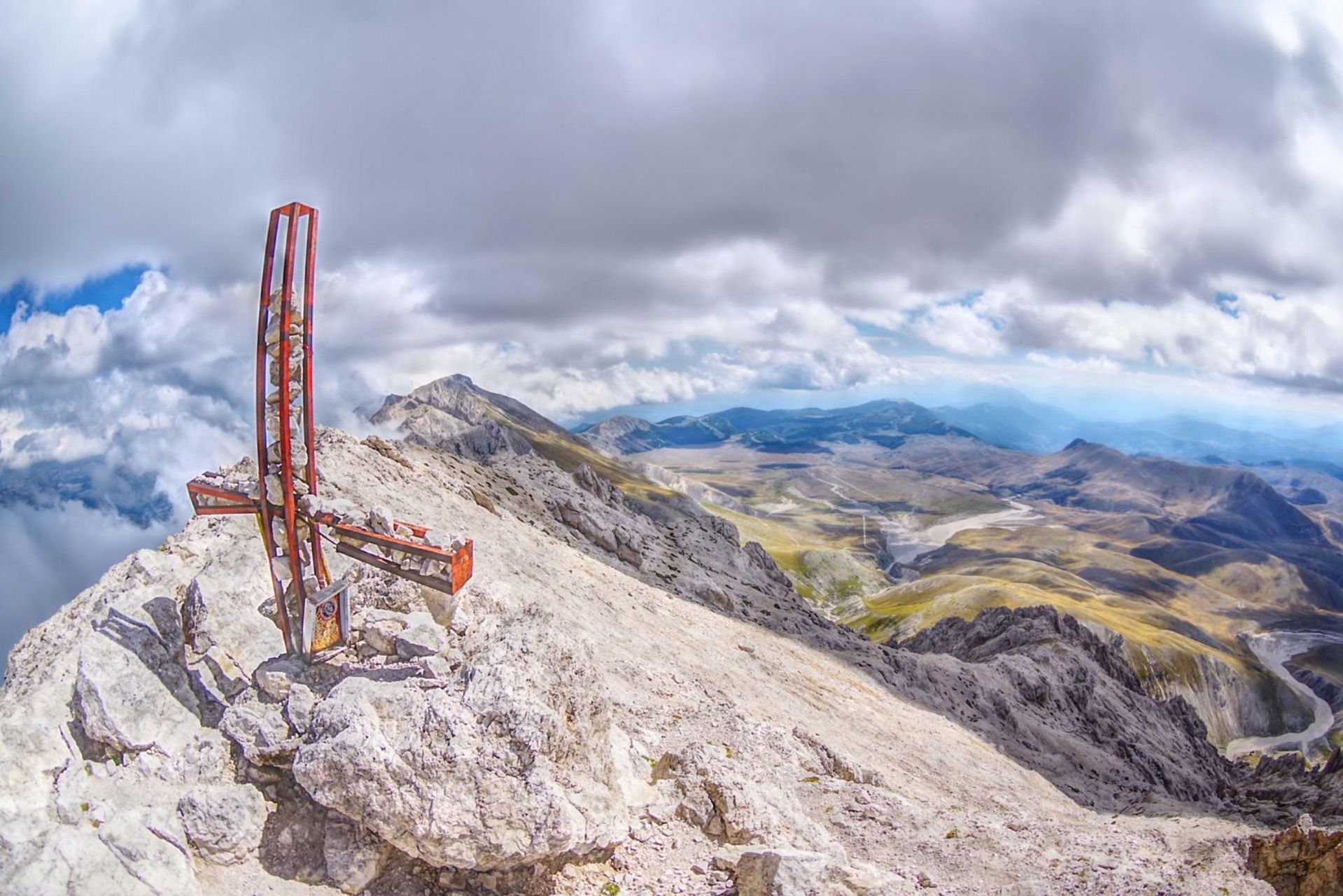 Escursione in vetta dal bosco di Pagliare per il Vallone di Fossaceca al Monte Prena nella Valle Siciliana in Abruzzo