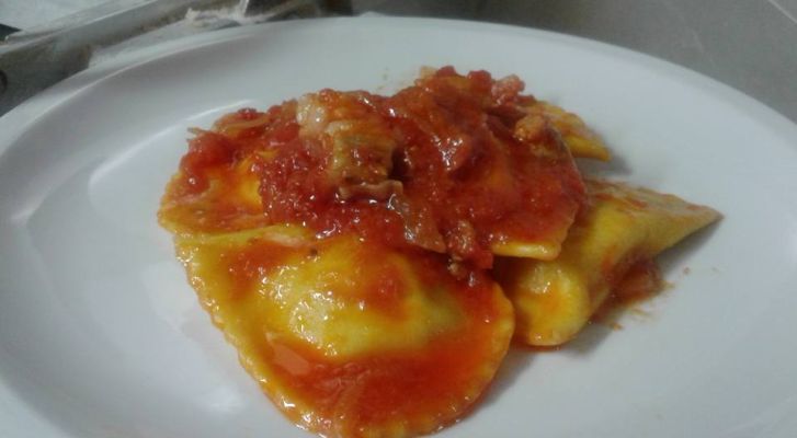 piatto di Ravioli dolci con il sugo tipici teramano Gran Sasso D'Italia Abruzzo