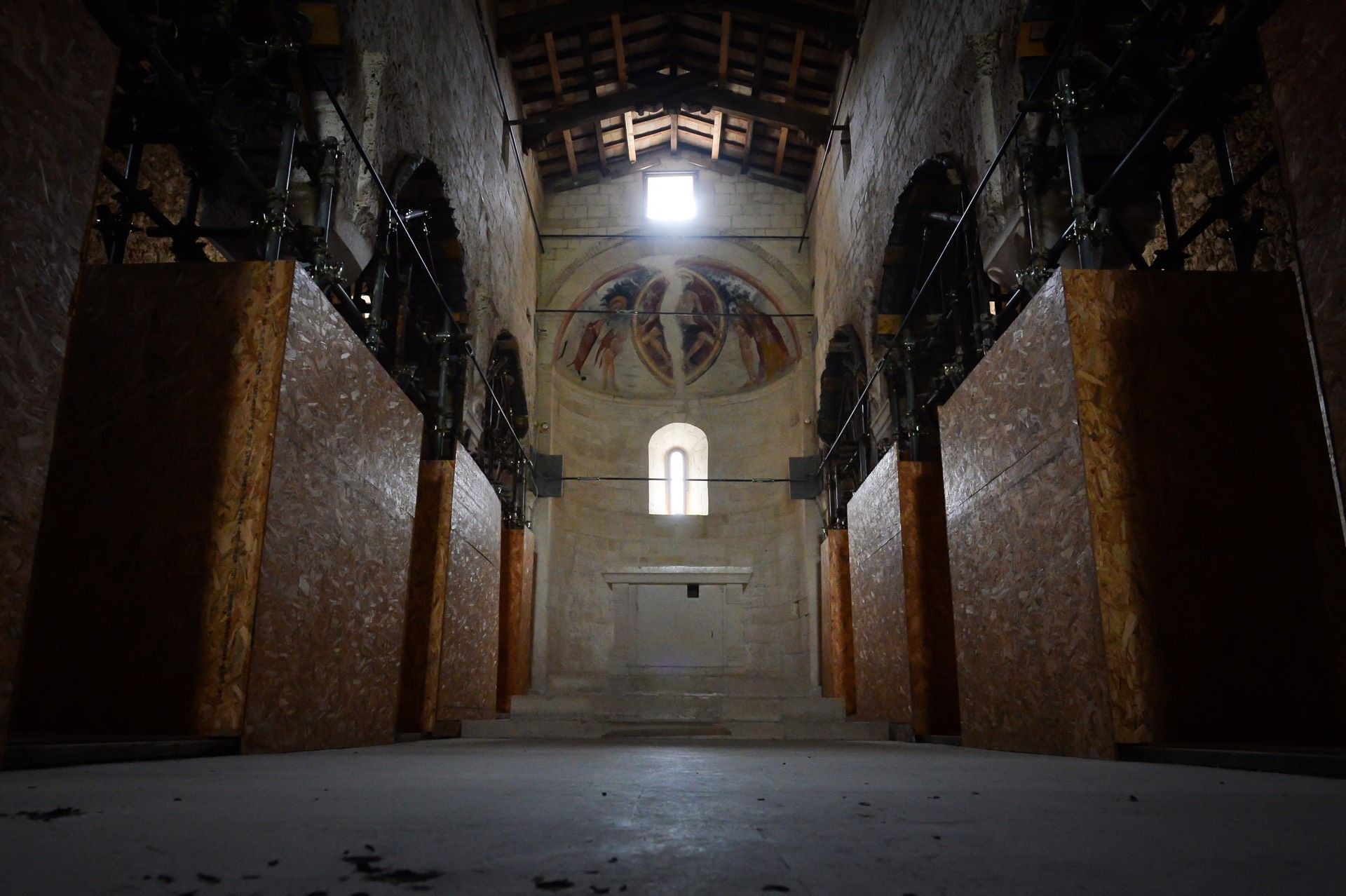 Interni Della Abbazia Di San Giovanni Ad Insulam Nella Valle Del Gran Sasso A Teramo In Abruzzo