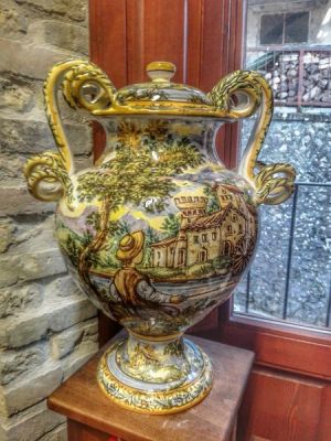 vaso dipinto a mano Laboratorio D Arte Ceramica Fazzini Pina a Castelli in Abruzzo