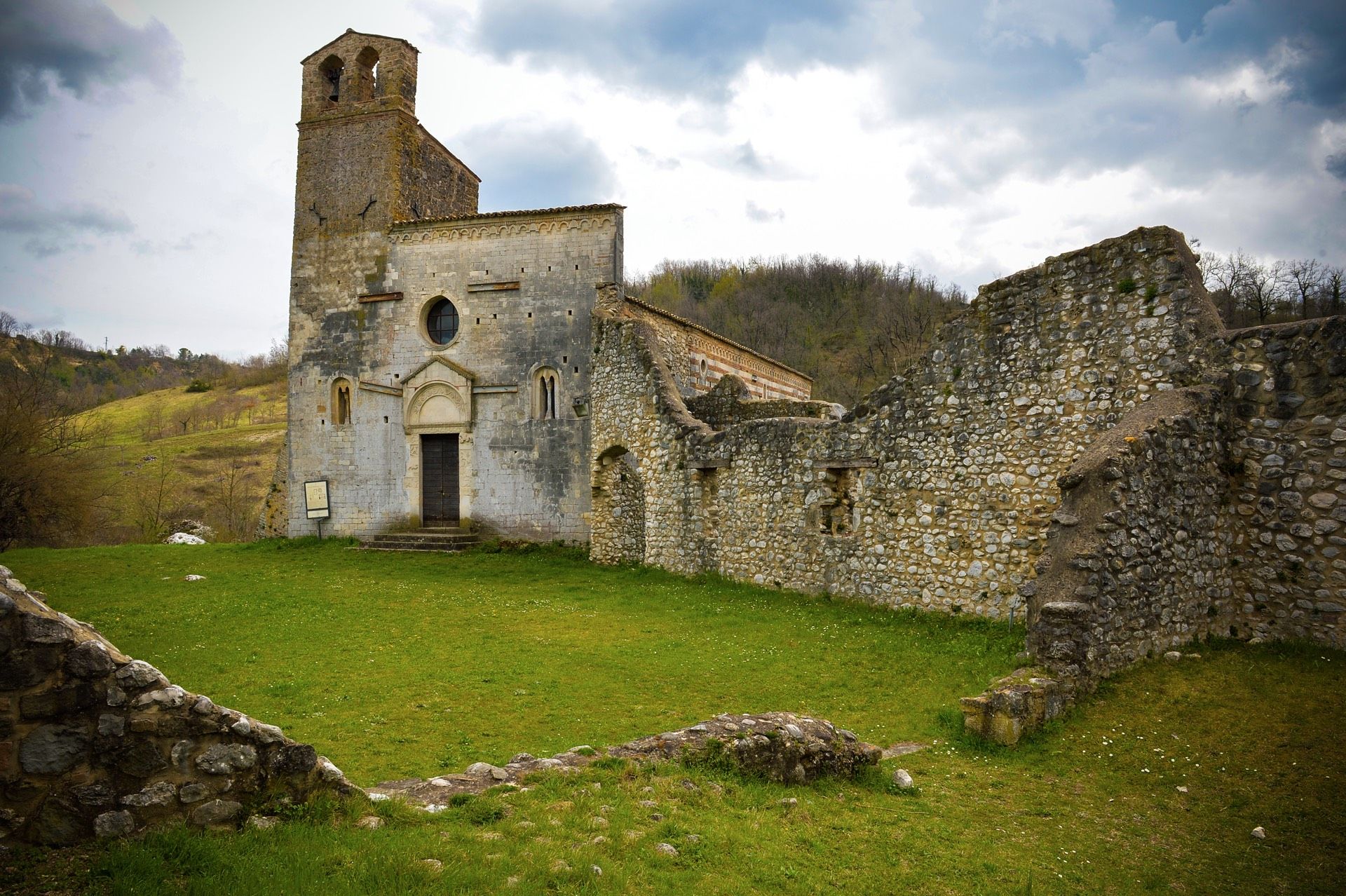 Facciata E Resti Della Abbazia Di San Giovanni Ad Insulam Nella Valle Del Gran Sasso A Teramo In Abruzzo