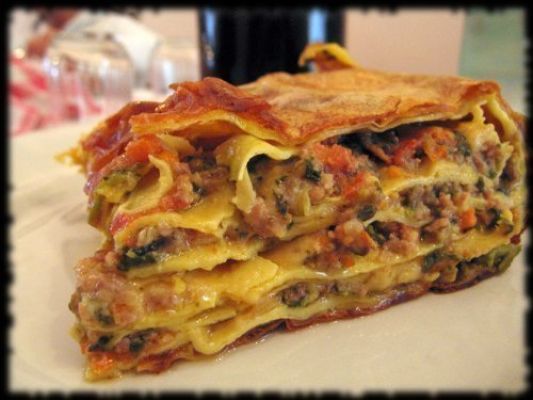 pezzo di Timballo di Scrippelle Teramano tipico Abruzzo Gran Sasso