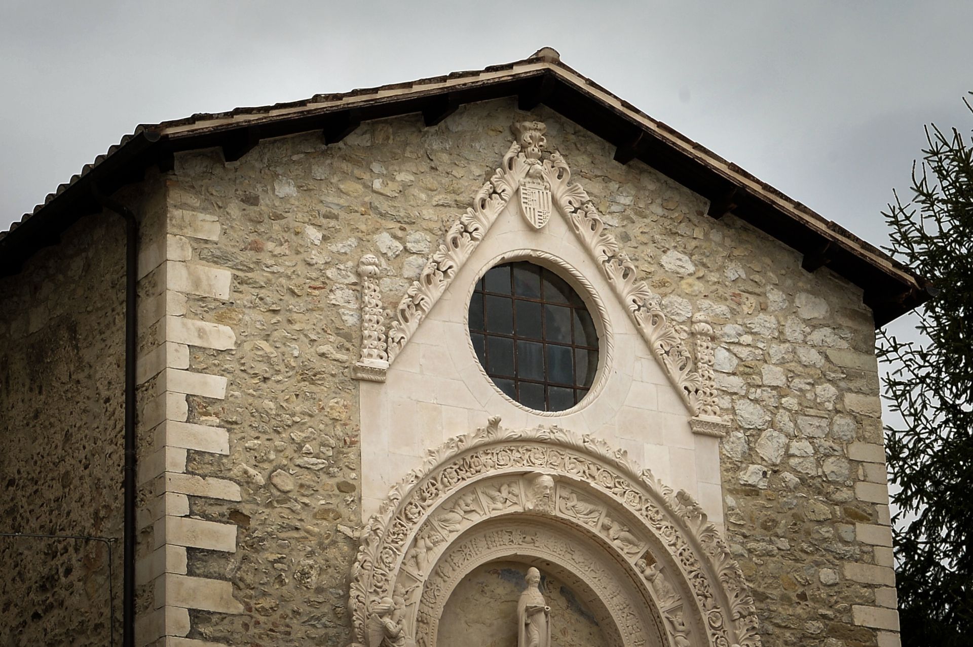 portale chiesa Sant'Antonio Abate Tossicia nella Valle del Gran Sasso a Teramo in Abruzzo