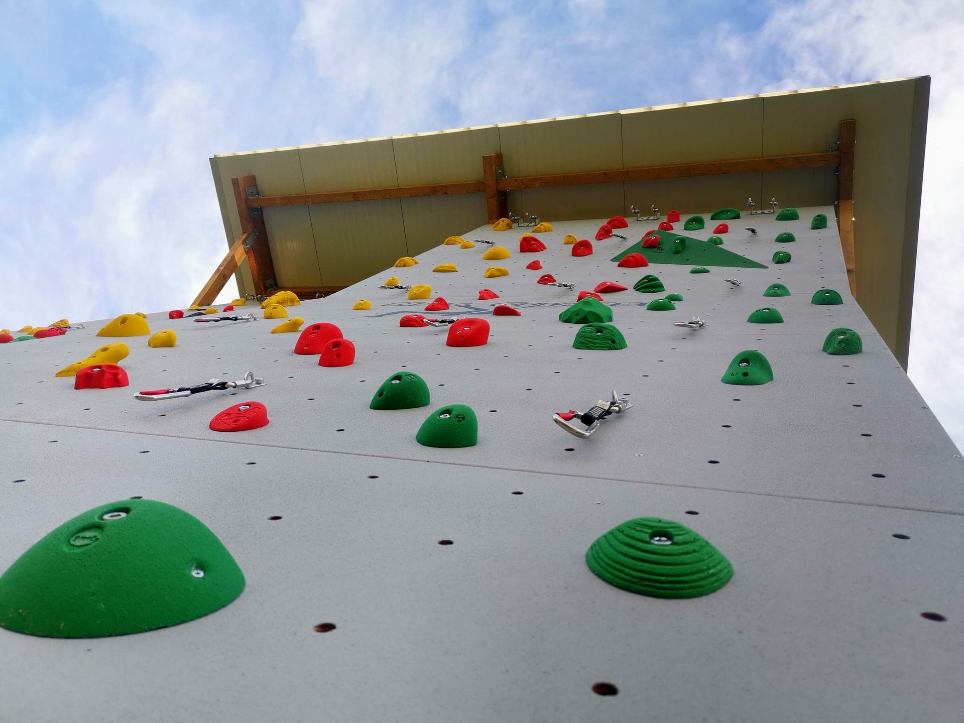 parete-di-arrampicata-sportiva-presso-fiume-fiumetto