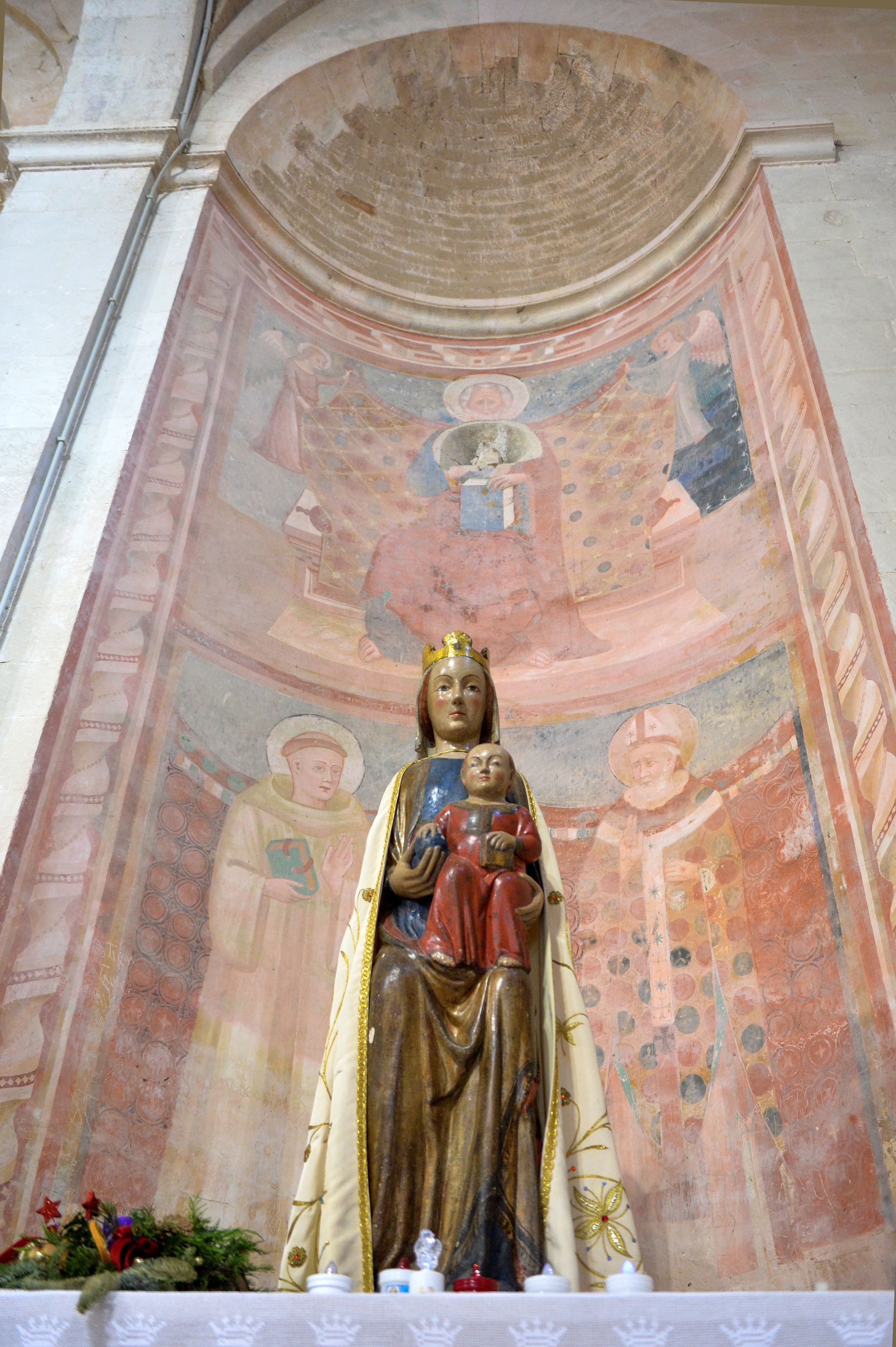 Statua Dentro La Chiesa Di Santa Maria Di Ronzano Nella Valle Del Gran Sasso A Teramo In Abruzzo