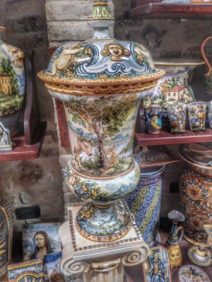 vaso dipinto a mano Laboratorio D Arte Ceramica Fazzini Pina a Castelli in Abruzzo