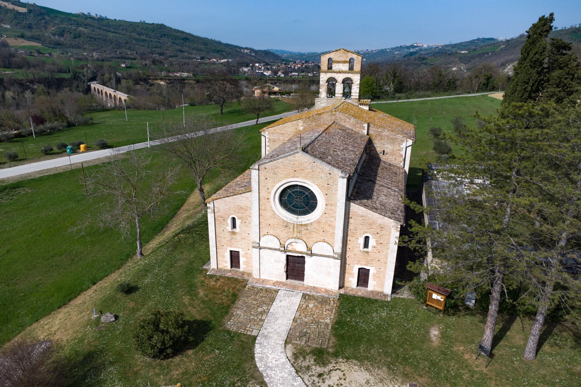 Panoramica Di Santa Maria Di Ronzano Nella Valle Del Gran Sasso A Teramo In Abruzzo