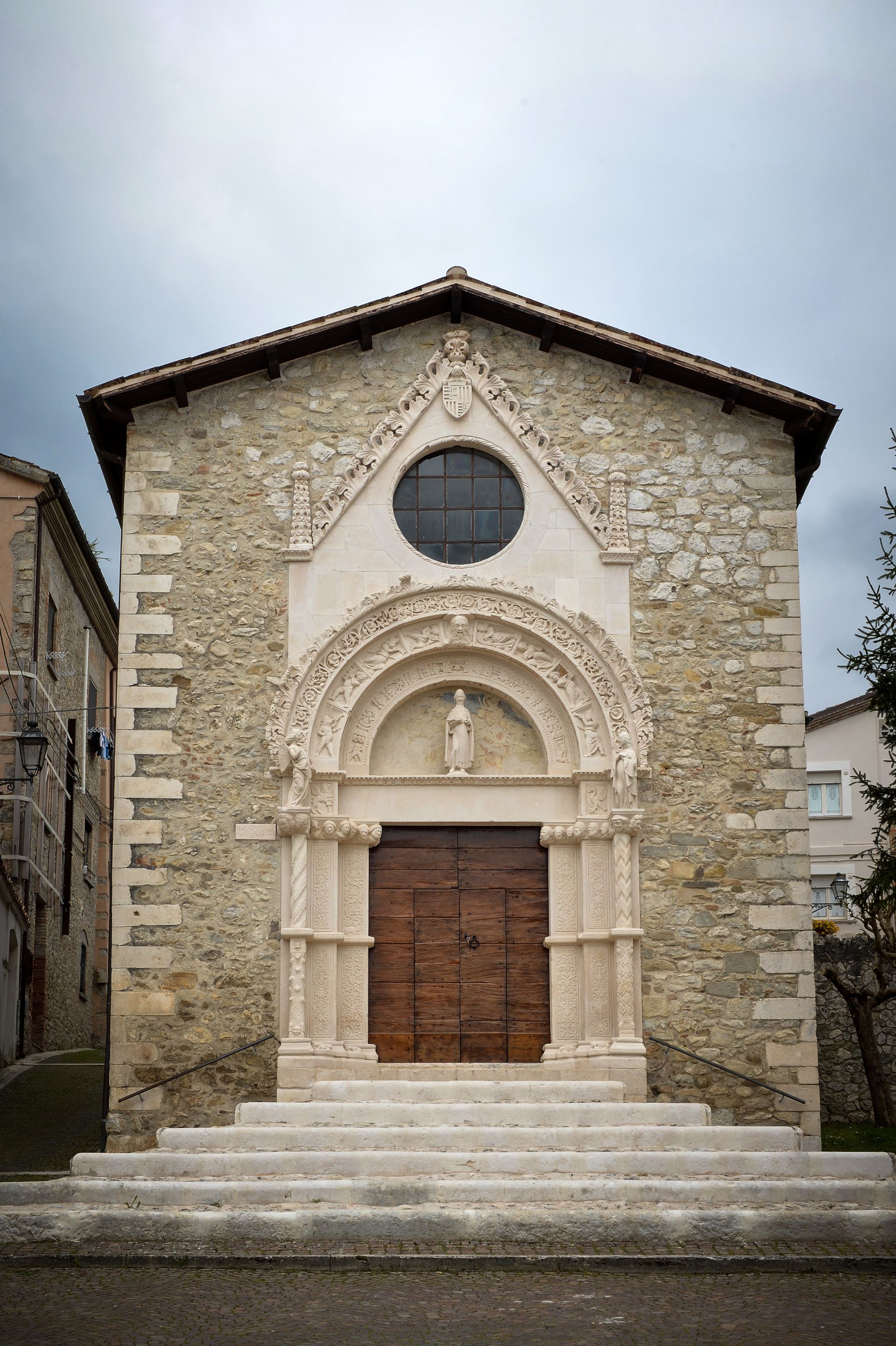 vista frontale chiesa Sant'Antonio Abate Tossicia nella Valle del Gran Sasso a Teramo in Abruzzo