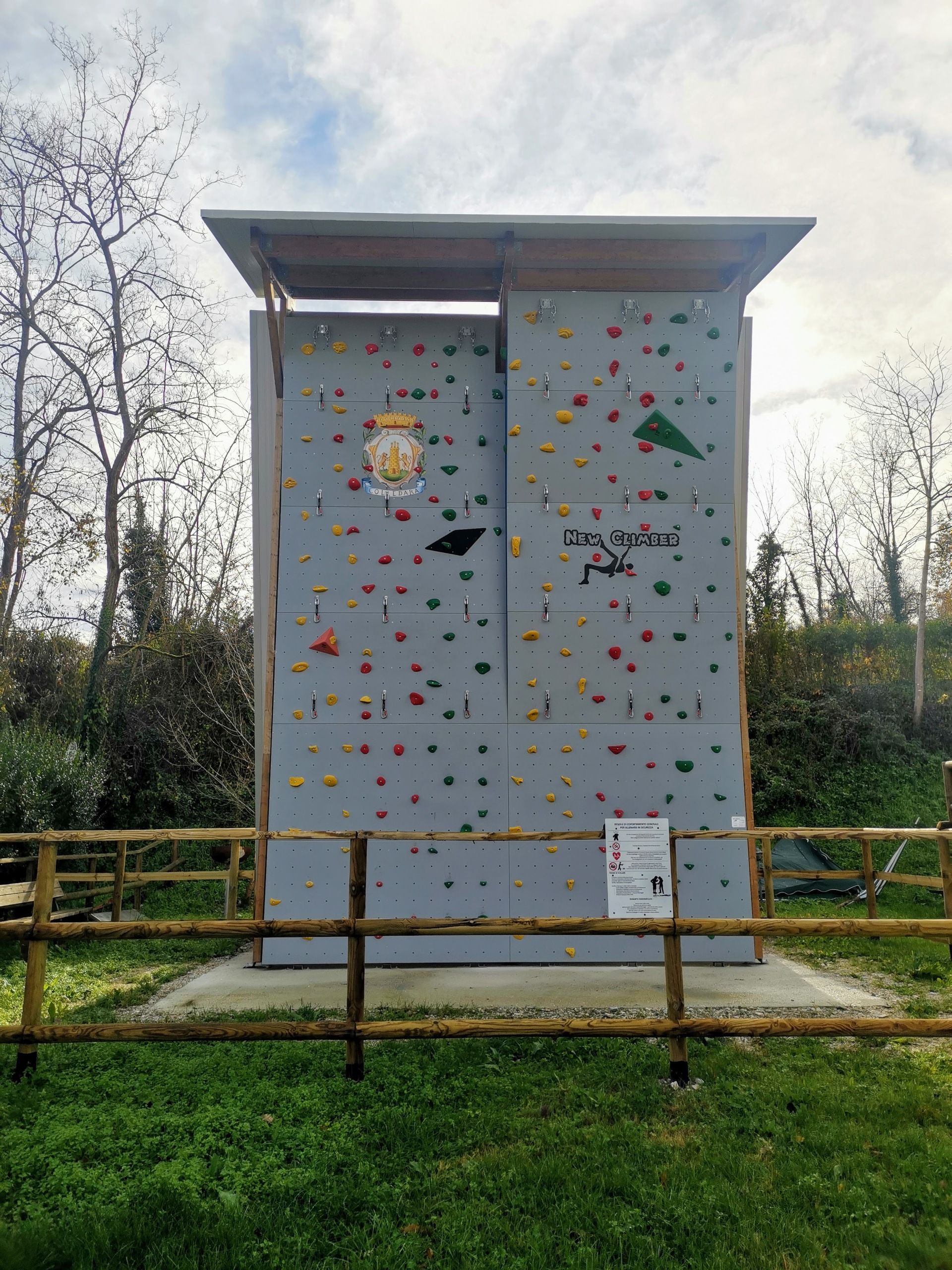parete-di-arrampicata-sportiva-presso-fiume-fiumetto