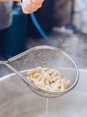 gnocchi nello scolapasta la patata turchesa prodotto tipico del Gran Sasso D'Italia in Abruzzo 1