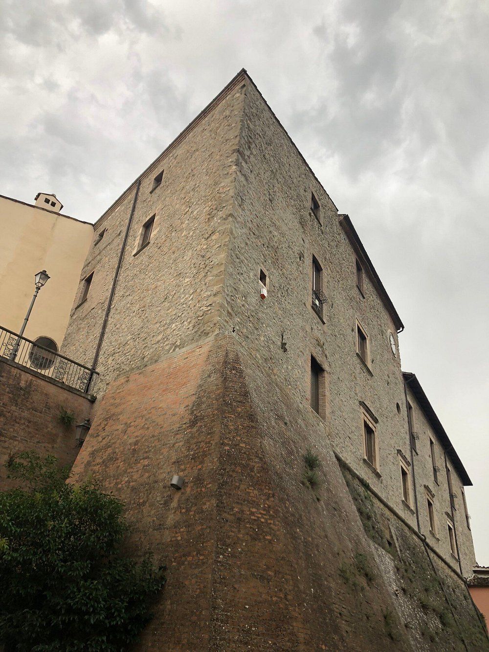 esterno Palazzo Marchesale a Tossicia nella Valle del Gran Sasso a Teramo in Abruzzo