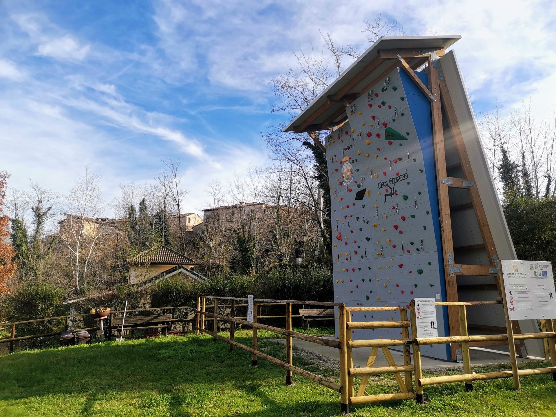 parete-di-arrampicata-sportiva-presso-fiume-fiumetto