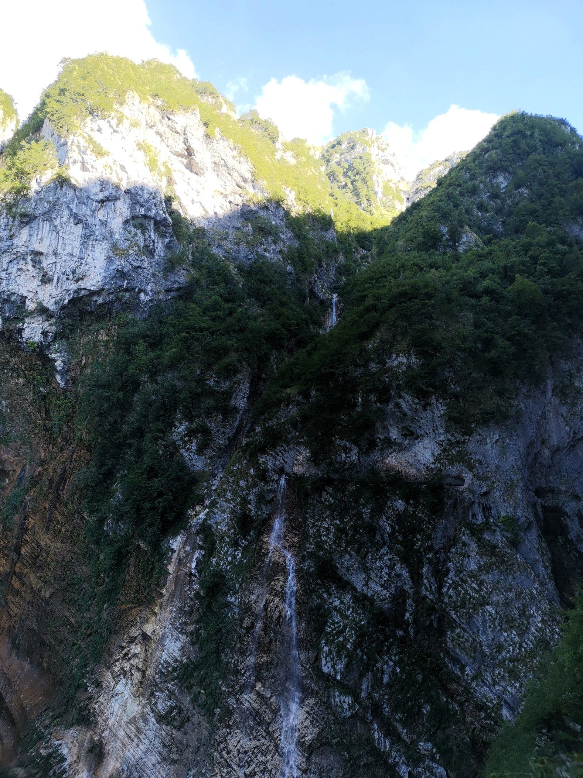 sentiero Cascate del Ruzzo Vena Roscia nella Valle del Gran Sasso a Teramo in Abruzzo