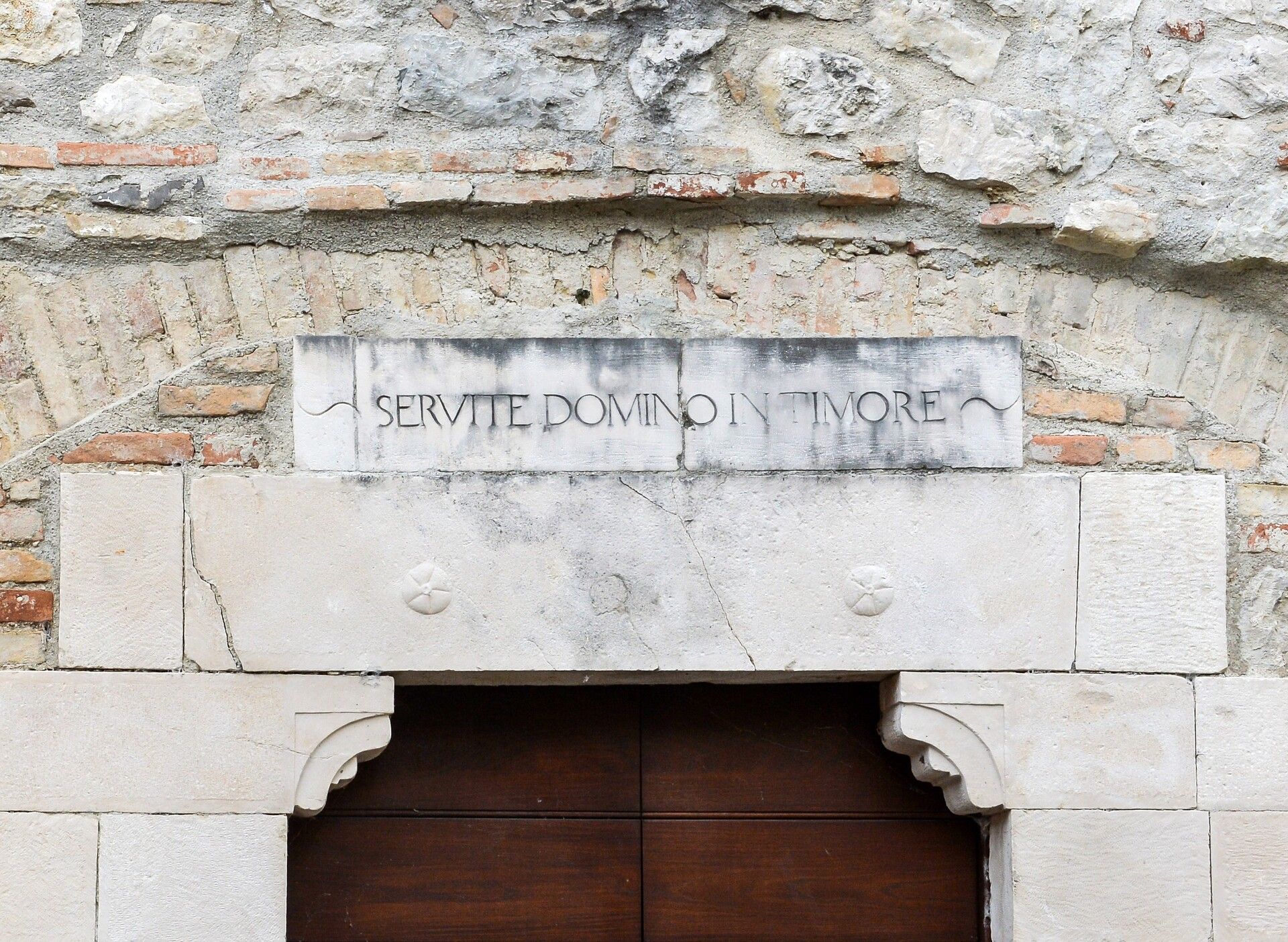 Un motto nel paese dei motti nella valle del Gran Sasso a Teramo in Abruzzo